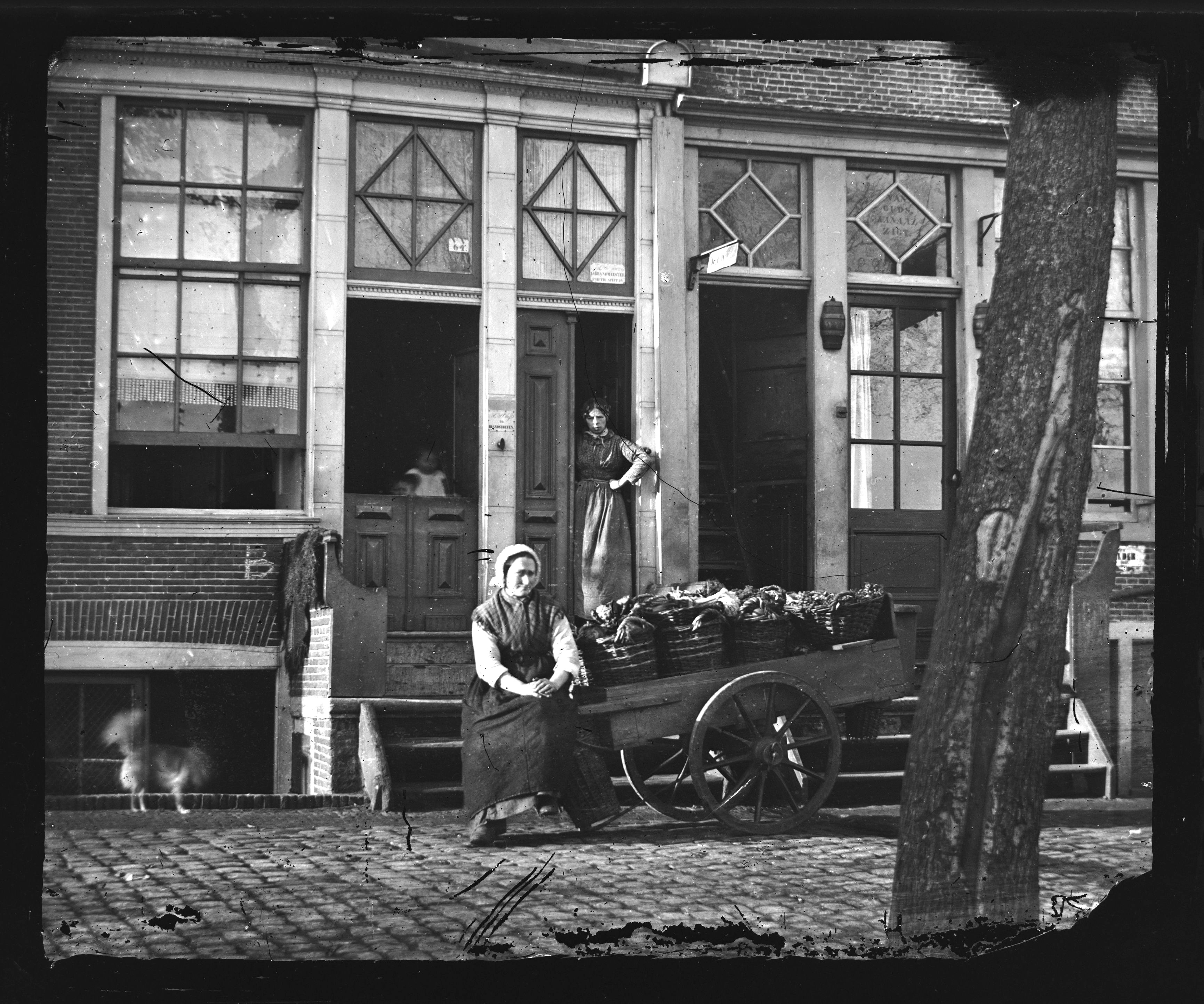 Zandhoek 10 met zijn zus Christina in de deur en de groentevrouw ervoor, Jacob Olie, 1864