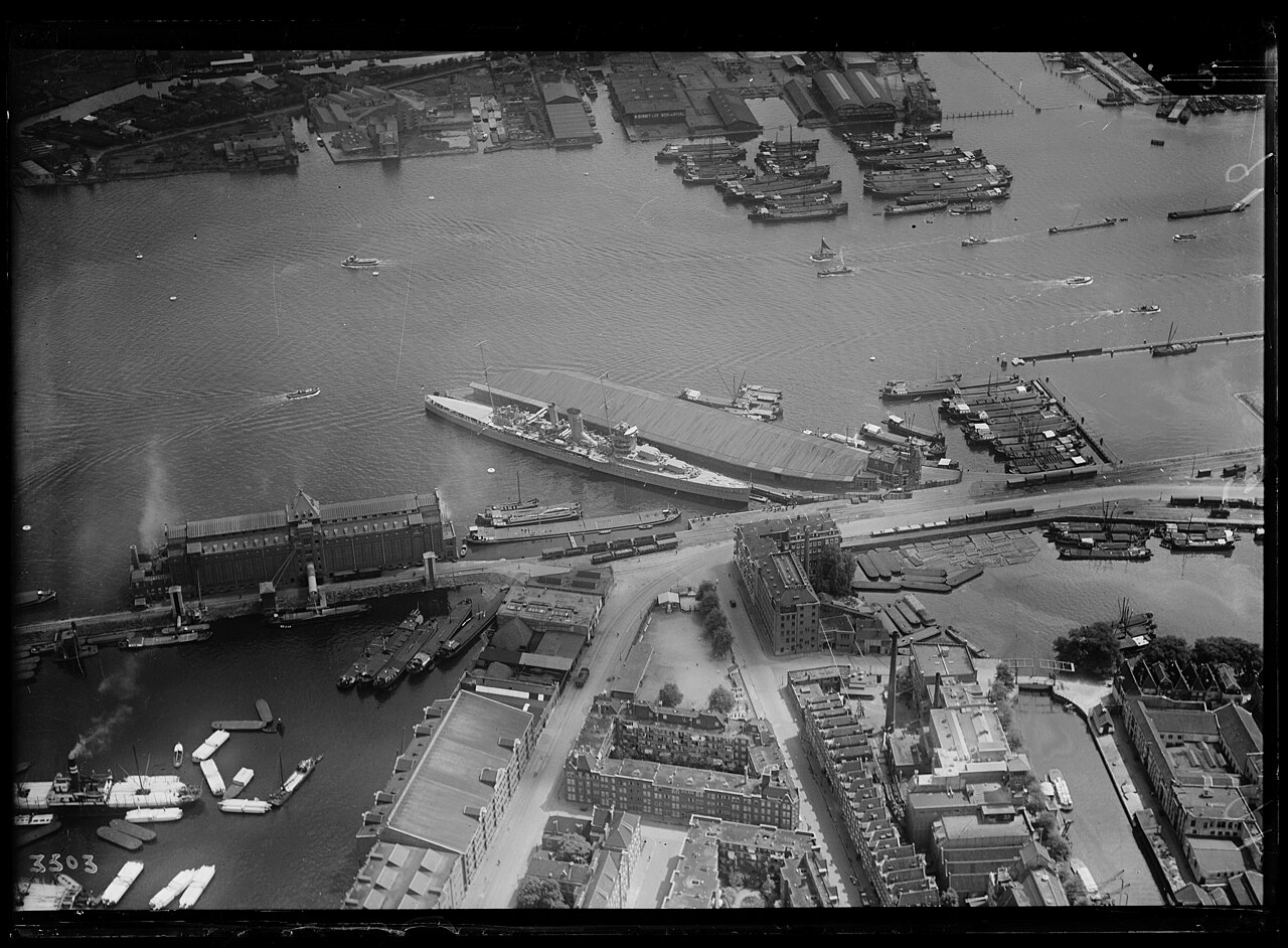 luchtfoto van het Stenen Hoofd met een marinschip, 1930