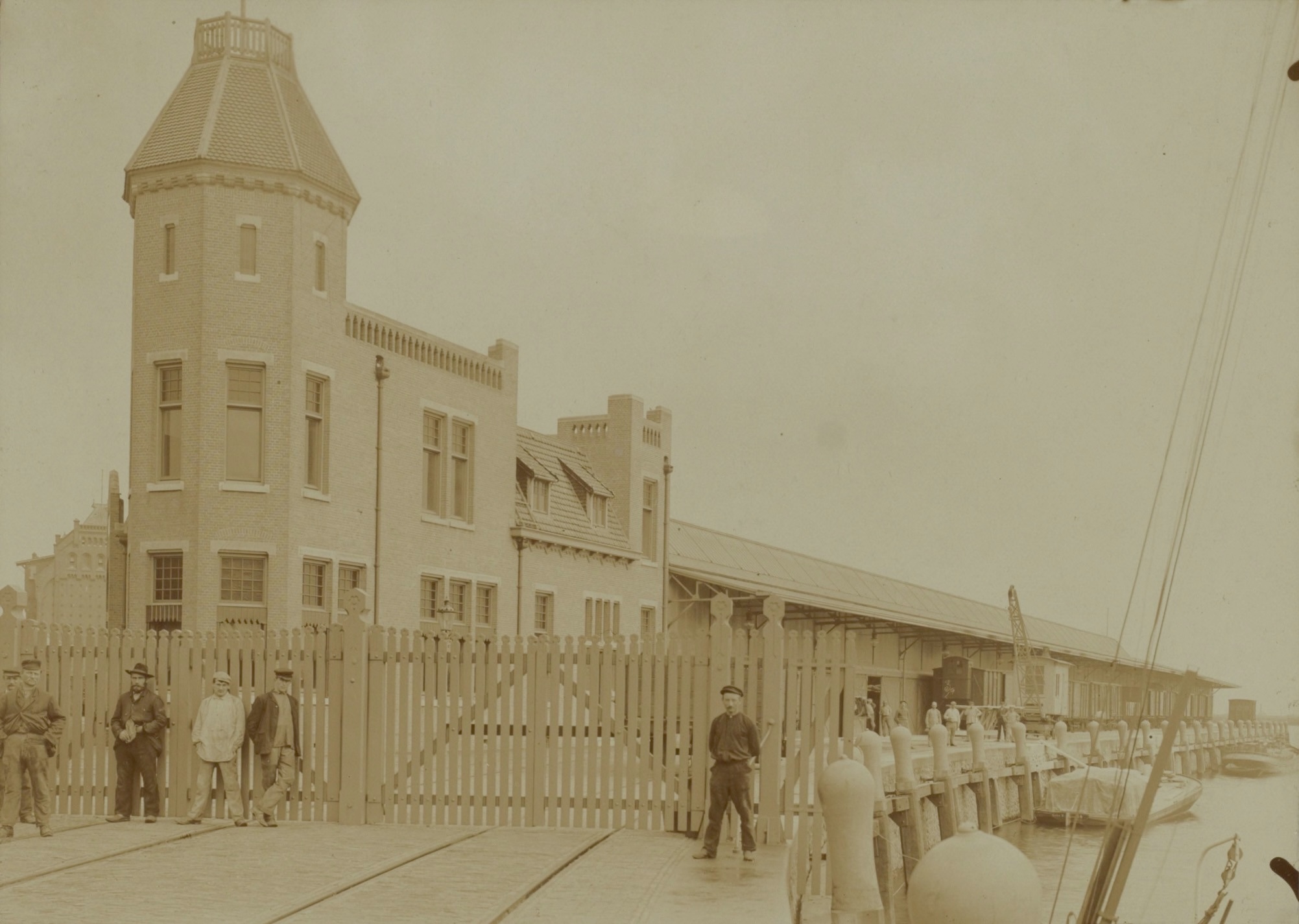 Goederenloods van de Holland-Amerikalijn op het Stenen Hoofd, 1907